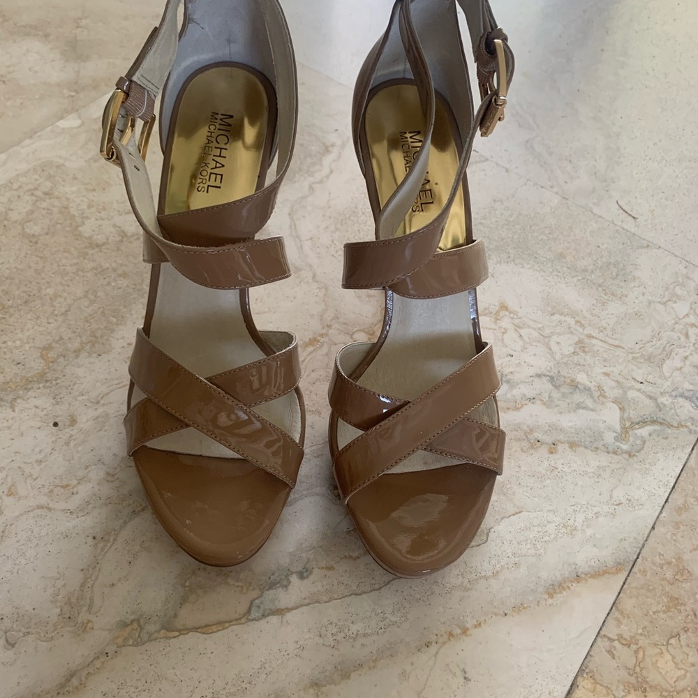 Michael Kors Evie Platform Women's Dark Tan Patent Leather Strappy Sandals NEW